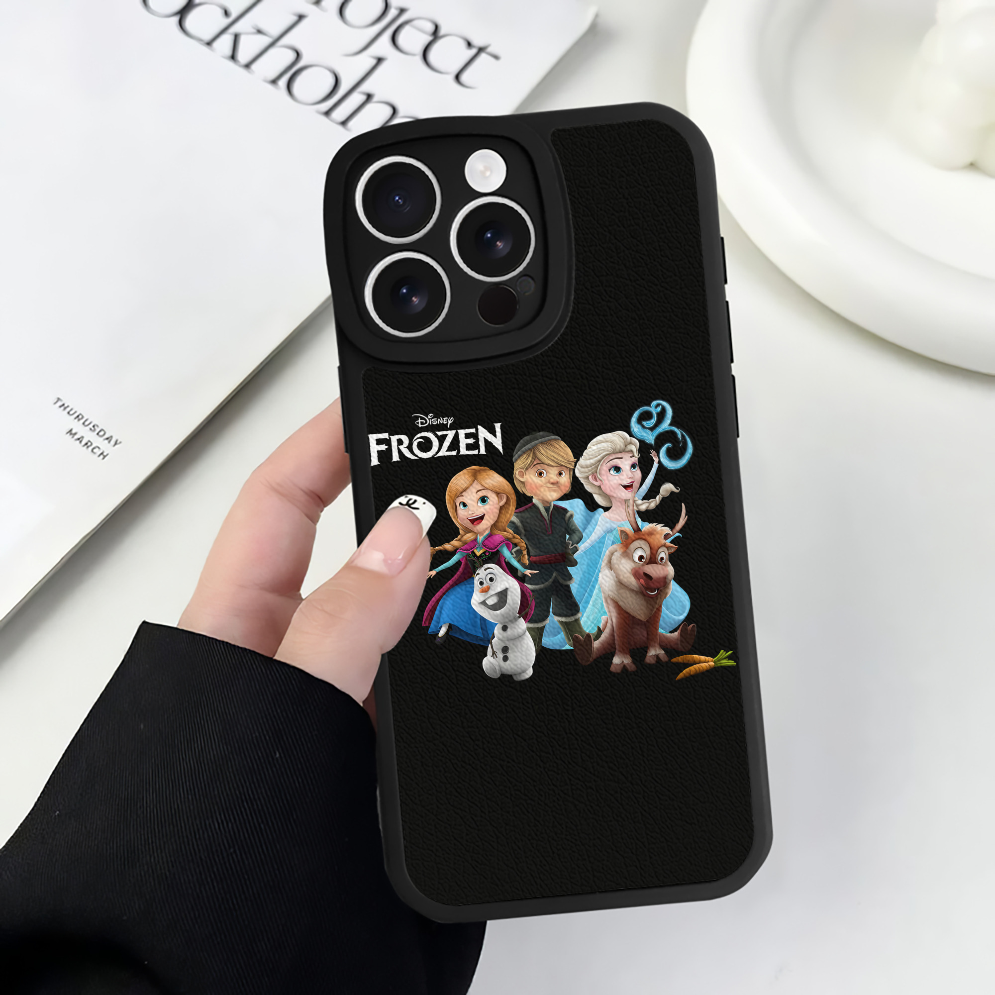 （画像用） アナと雪の女王 アンナ エルサ Frozen Anna Elsa 【iPhone 16シリーズ対応】シリコンスマホケース（レザー調） 材質：シリコン